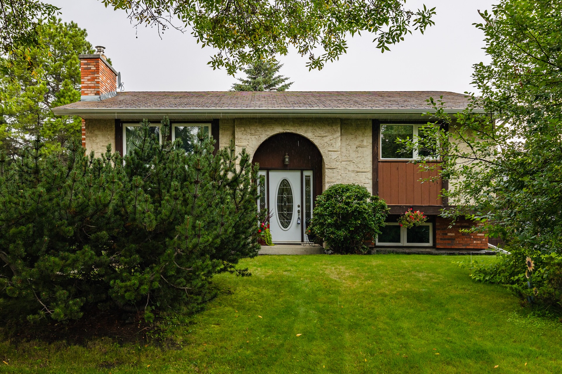 Living in Akinsdale, St. Albert: Space, Mature Trees and a Home Built for Real Life